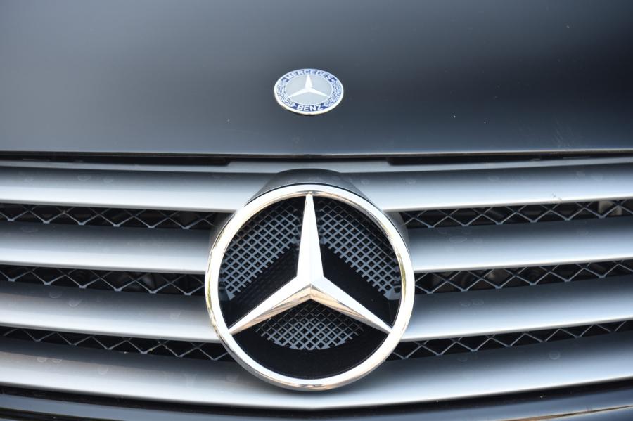 Логотип Mercedes-Benz SL500 (R230) 2003 года  (фото 10 из 86)